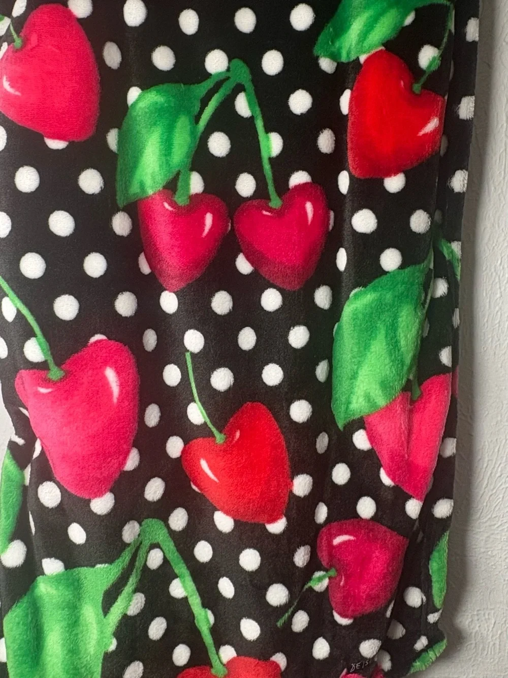Betsey Johnson Black Cherry Plush  Throw  blanket size 50x70in  - Black/Red